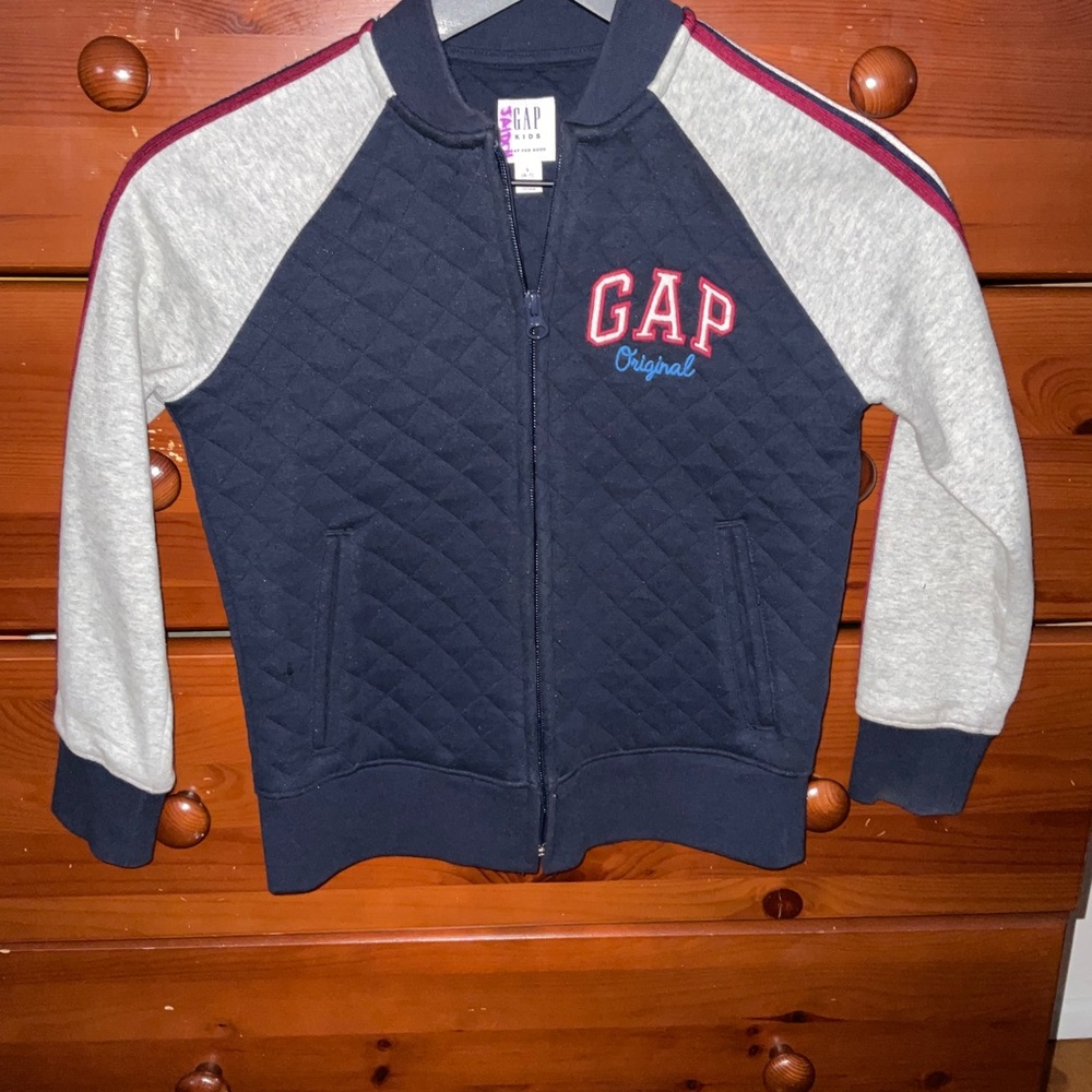 Boys GAP sweater w/zipper. Gently worn. Size 6/7.  Small snag near right pocket.